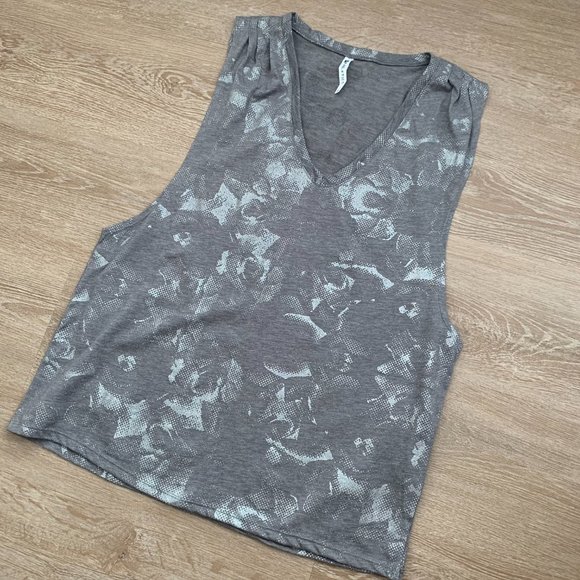 Fabletics Athletic Tank Top Open Arm Women's Size L Gray Silvery Floral Detail - Picture 4 of 5